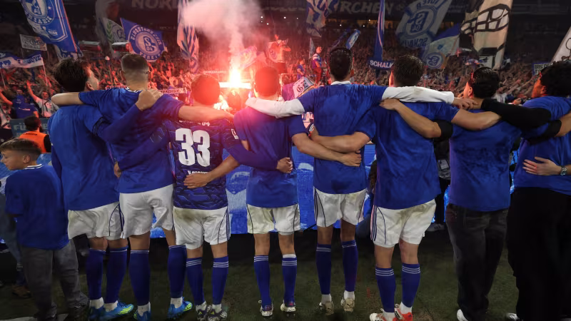 Bilder! So ausgelassen feiert Schalke den Aufstieg