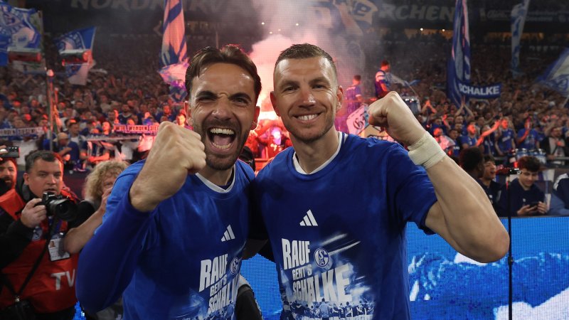 Bilder! So ausgelassen feiert Schalke den Aufstieg