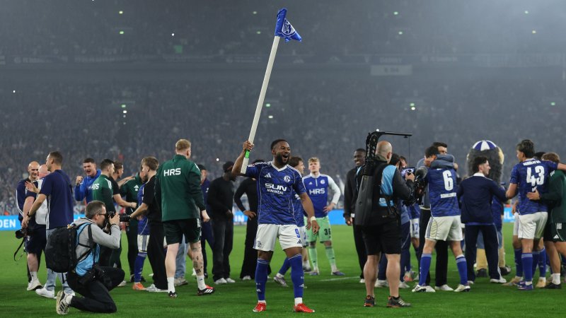 Bilder! So ausgelassen feiert Schalke den Aufstieg