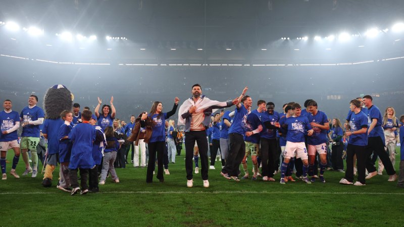 Bilder! So ausgelassen feiert Schalke den Aufstieg