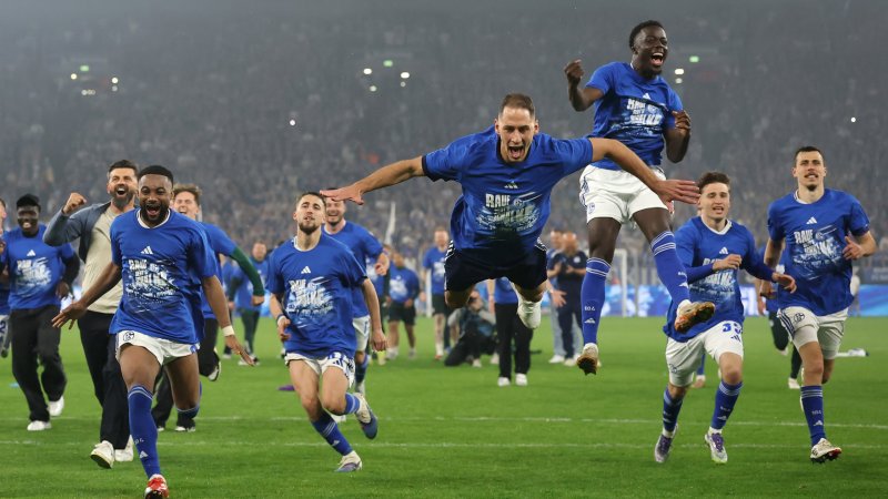 Bilder! So ausgelassen feiert Schalke den Aufstieg