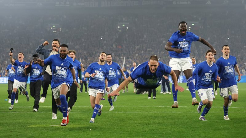 Bilder! So ausgelassen feiert Schalke den Aufstieg
