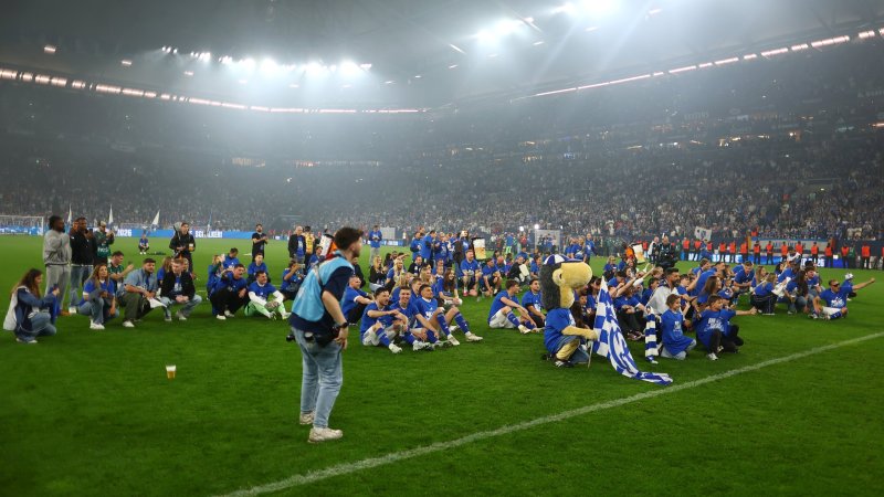 Bilder! So ausgelassen feiert Schalke den Aufstieg