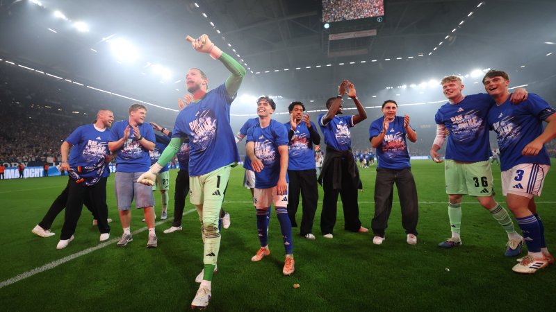 Bilder! So ausgelassen feiert Schalke den Aufstieg