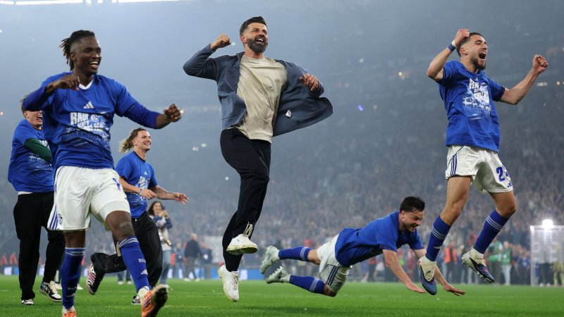 Bilder! So ausgelassen feiert Schalke den Aufstieg