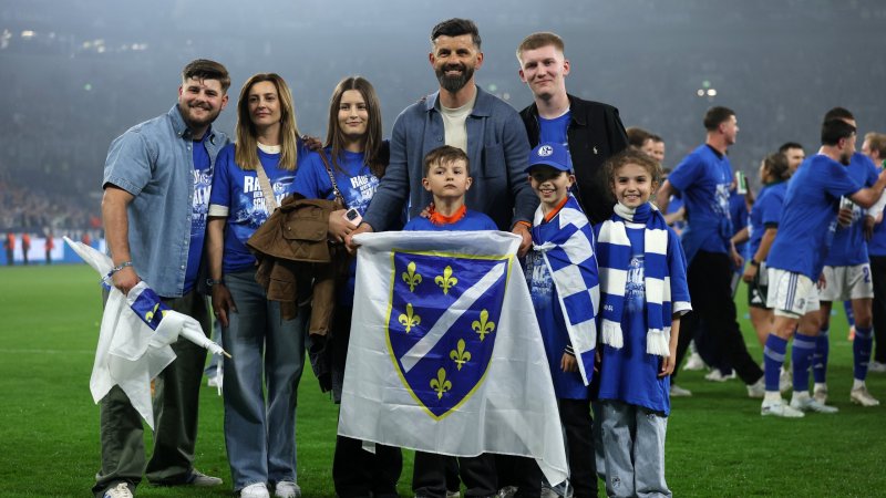 Bilder! So ausgelassen feiert Schalke den Aufstieg