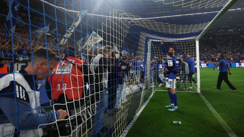 Bilder! So ausgelassen feiert Schalke den Aufstieg