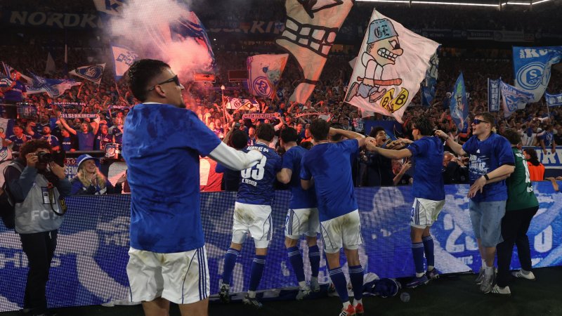 Bilder! So ausgelassen feiert Schalke den Aufstieg