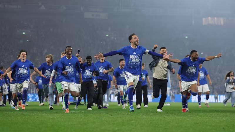 Bilder! So ausgelassen feiert Schalke den Aufstieg