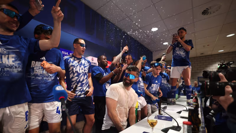 Bilder! So ausgelassen feiert Schalke den Aufstieg