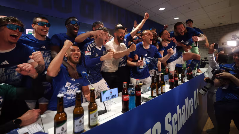 Bilder! So ausgelassen feiert Schalke den Aufstieg