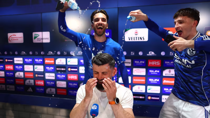 Schalke-Party! Muslic wird bei PK durchnässt