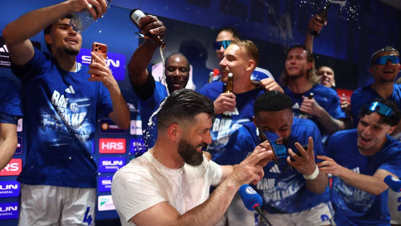 Schalke-Party! Muslic wird bei PK durchnässt