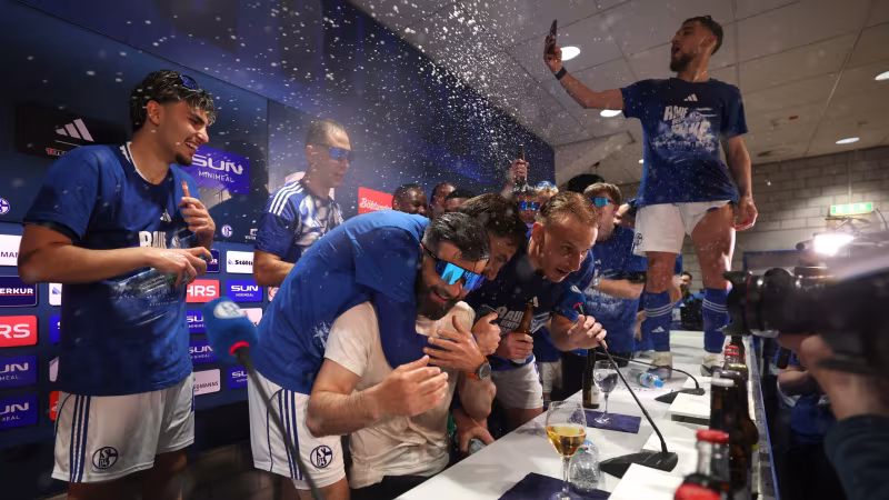 Bilder! So ausgelassen feiert Schalke den Aufstieg