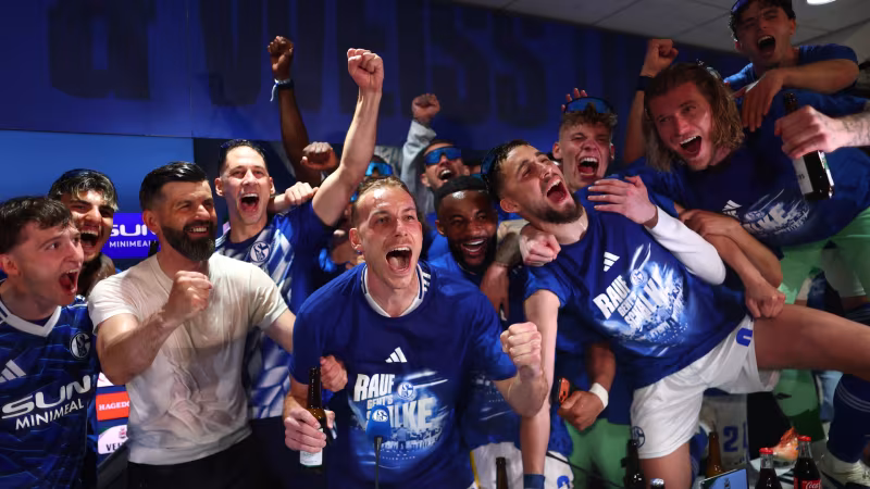 Schalke-Party! Muslic wird bei PK durchnässt