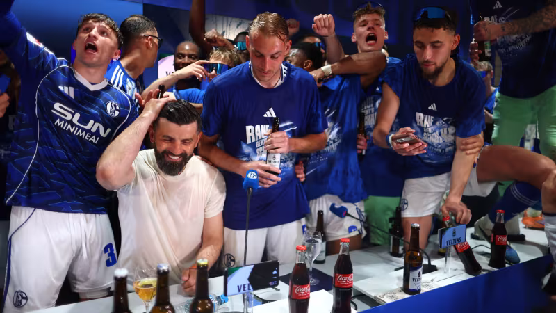 Schalke-Party! Muslic wird bei PK durchnässt