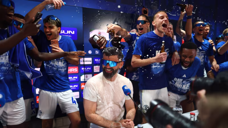 Schalke-Party! Muslic wird bei PK durchnässt