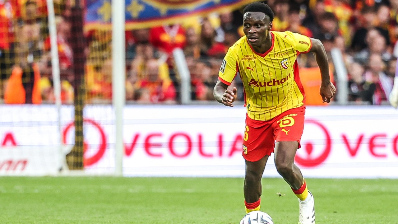 Photo: LAOLA1 RC Lens beats Olympique Lyon 2-1 in Ligue 1