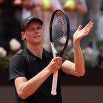 Erneut im Finale! Sinner bezwingt Medvedev mit Verspätung in Rom