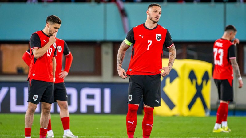 ÖFB-Teamkollegen mit aufmunternden Worten für Baumgartner