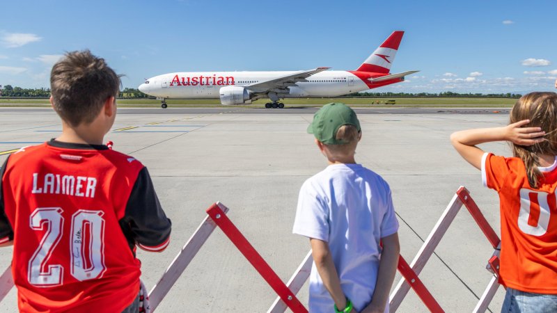 Bilder! ÖFB-Team von zahlreichen Fans am Flughafen verabschiedet