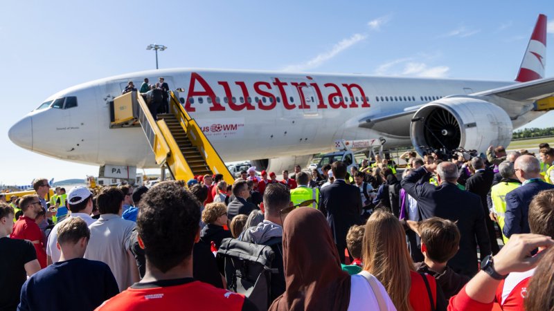 Bilder! ÖFB-Team von zahlreichen Fans am Flughafen verabschiedet