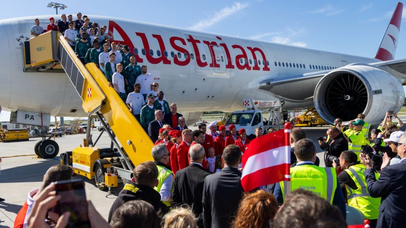 Bilder! ÖFB-Team von zahlreichen Fans am Flughafen verabschiedet