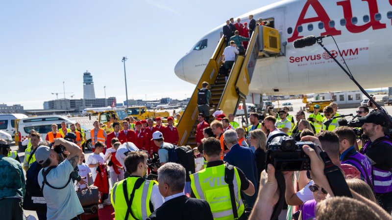 Bilder! ÖFB-Team von zahlreichen Fans am Flughafen verabschiedet