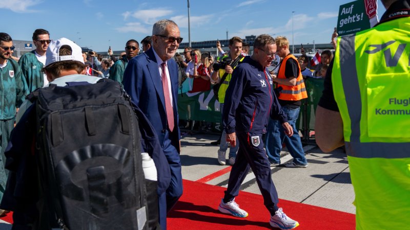 Bilder! ÖFB-Team von zahlreichen Fans am Flughafen verabschiedet