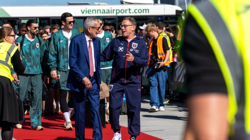 Bilder! ÖFB-Team von zahlreichen Fans am Flughafen verabschiedet
