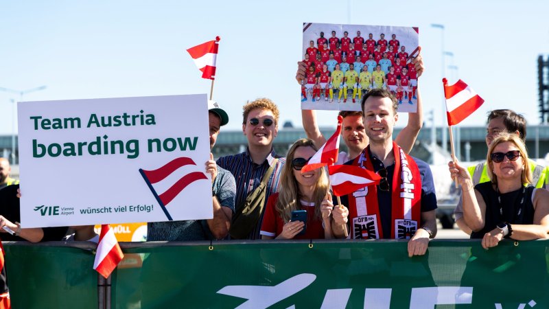 Bilder! ÖFB-Team von zahlreichen Fans am Flughafen verabschiedet