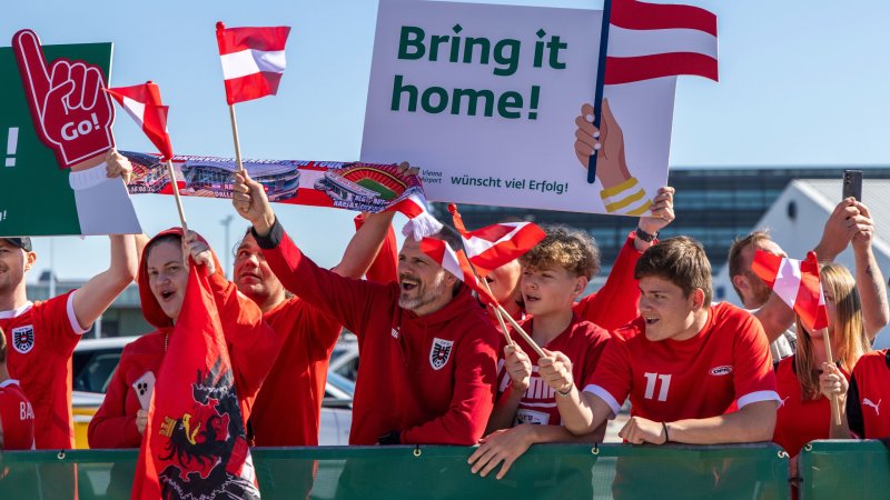 Bilder! ÖFB-Team von zahlreichen Fans am Flughafen verabschiedet