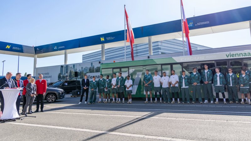 Bilder! ÖFB-Team von zahlreichen Fans am Flughafen verabschiedet