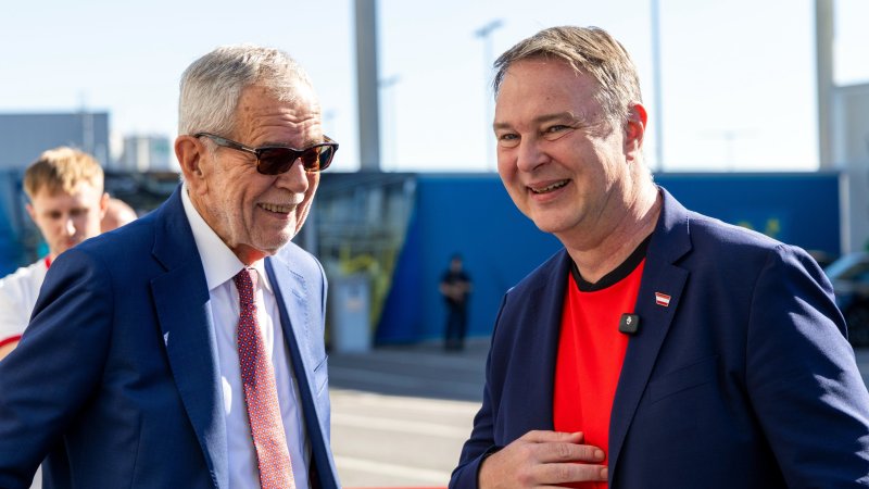 Bilder! ÖFB-Team von zahlreichen Fans am Flughafen verabschiedet