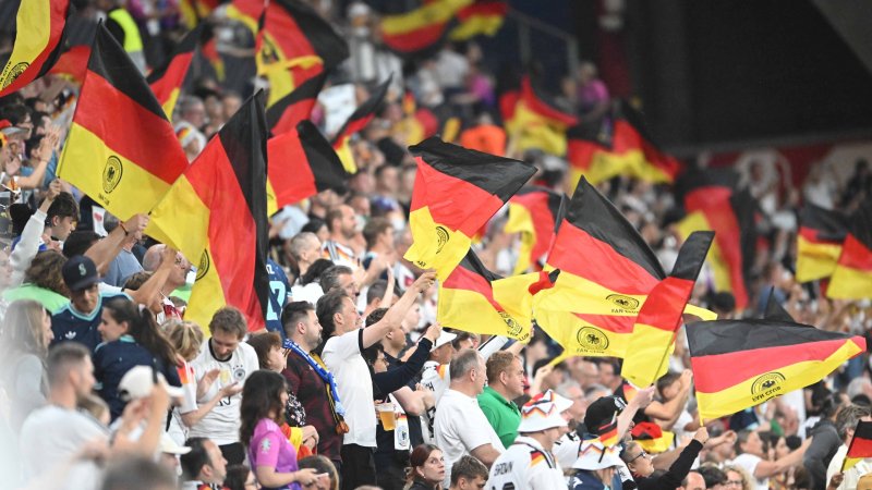 U-Bahn für fast 100 Euro! DFB-Stars helfen Fans