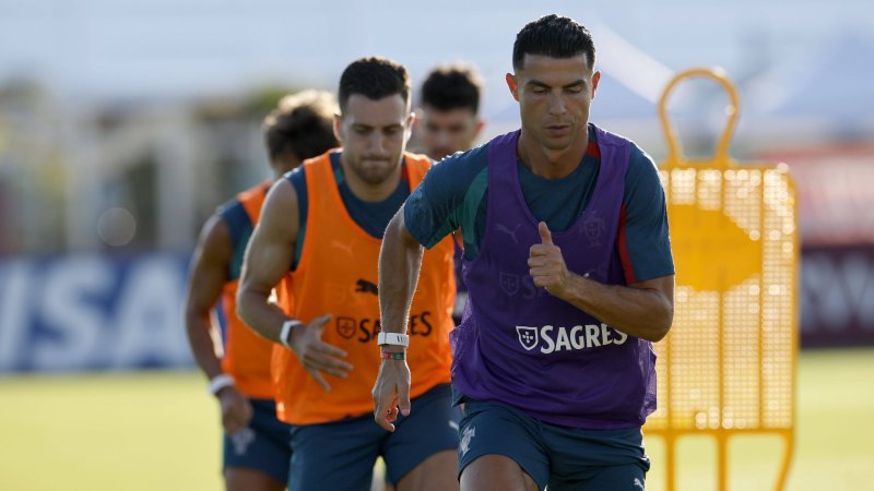 Portugiesen gedenken verstorbenem Teamkollegen mit Armband