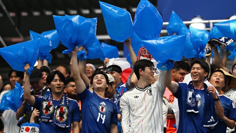 Mit Star-Unterstützung: Japans Fans greifen wieder zu Müllsäcken