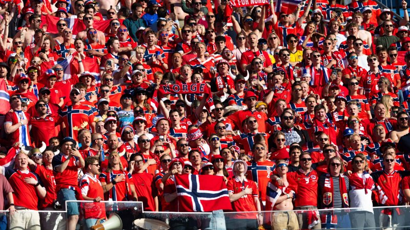 Geniales Fan-Ritual! Norweger begeistern mit Wikinger-Rudern
