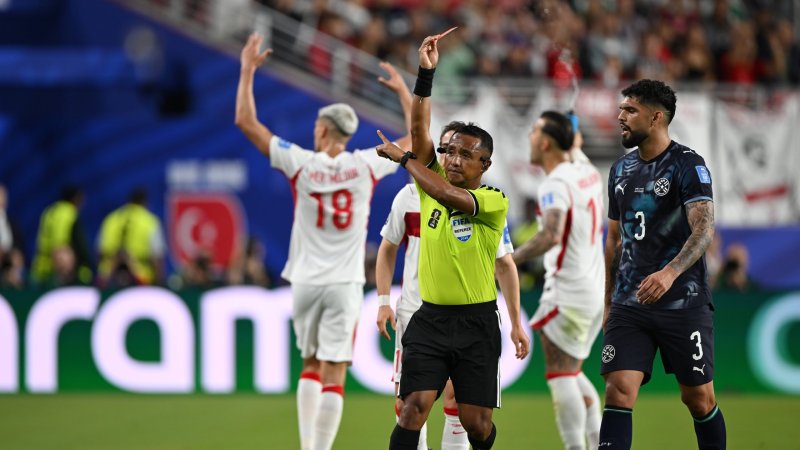 Neue Regel! Paraguay-Star verdeckt Mund und sieht dafür Rot