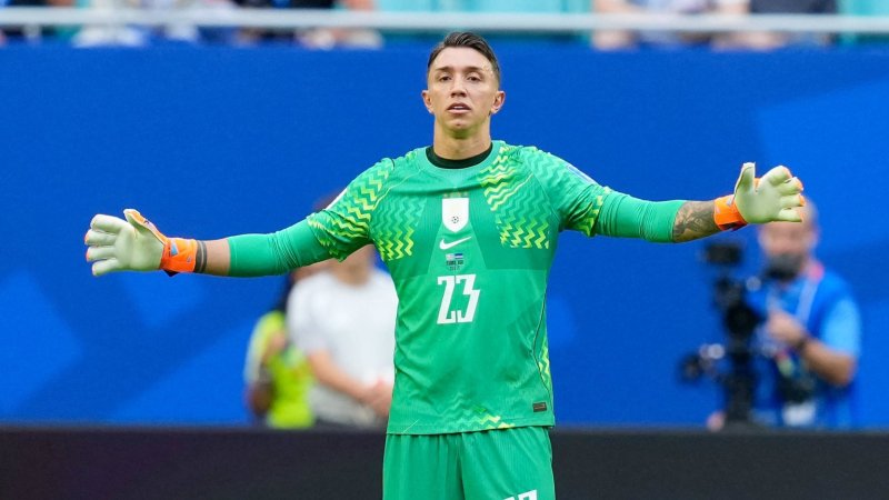 Höchstrafe für Muslera! Uruguay-Keeper zur Pause ausgewechselt