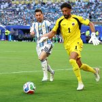 Nach WM-Aus: Vozinha tauscht Trikot mit Messi
