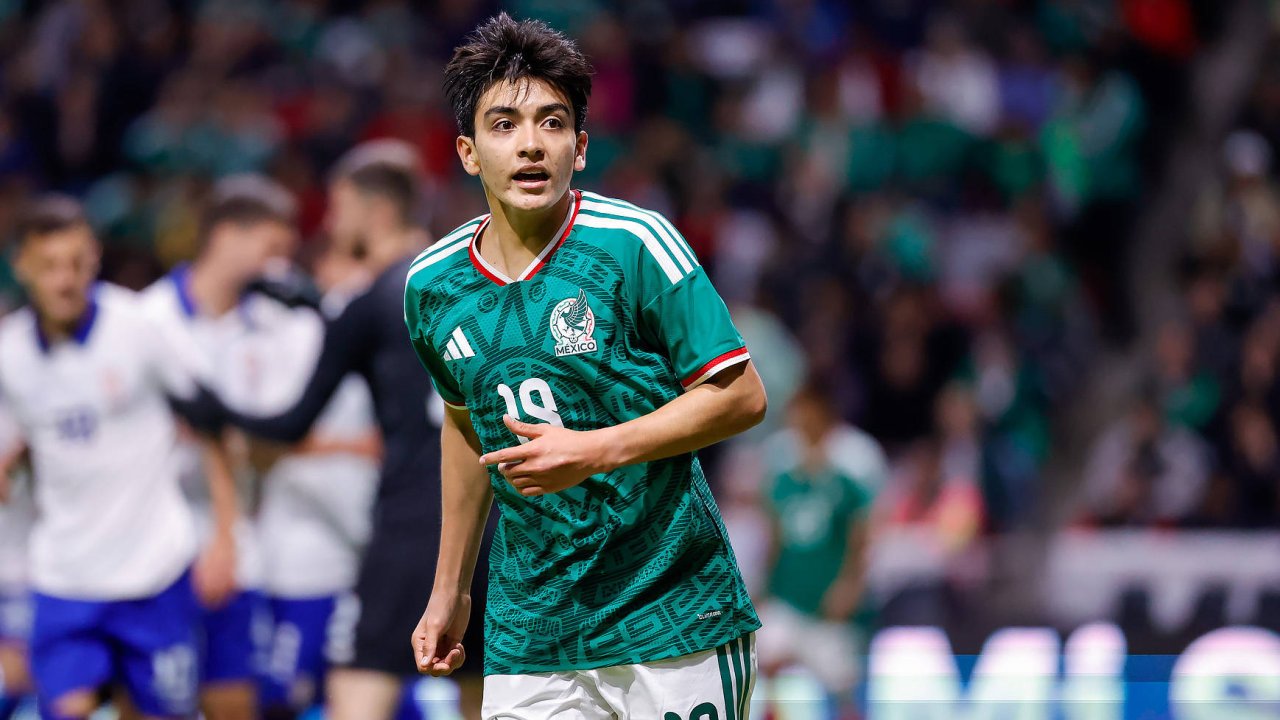 Youngster Mora feiert nach Mexikos WM-Aus seinen Schulabschluss