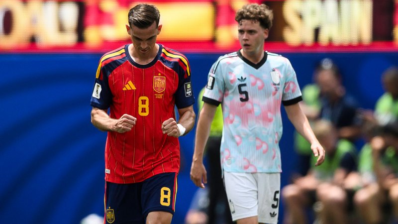 VIDEO: Spanien profitiert von Tormann-Patzer