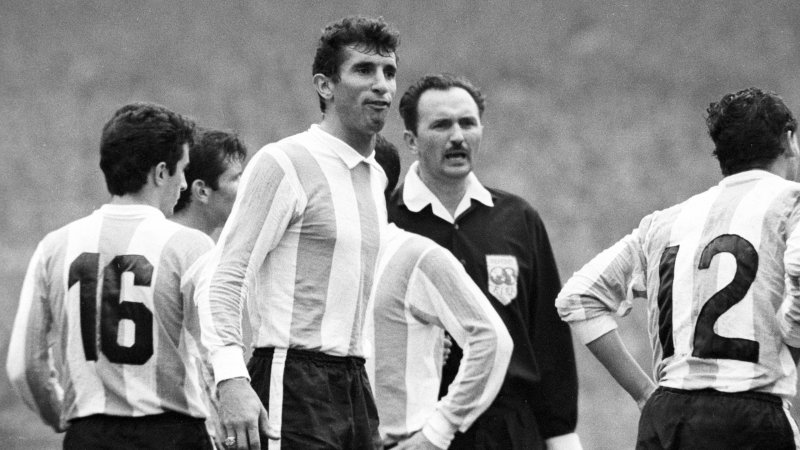 Geburt der Roten Karte: Argentinier Rattín verstorben