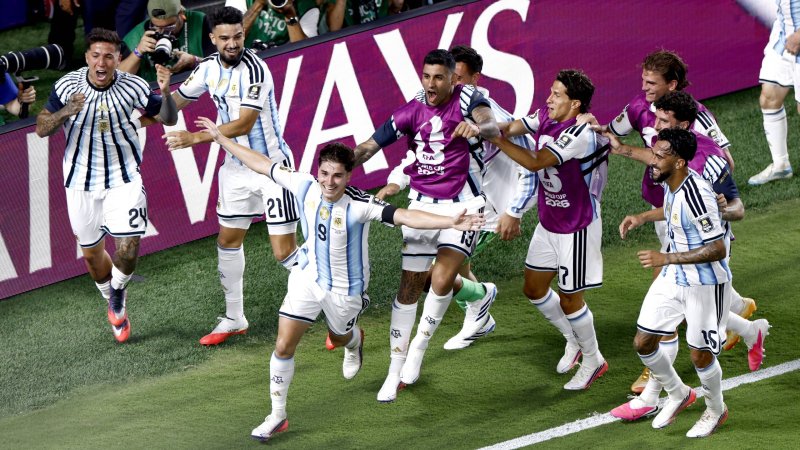 Platzverweis und Traumtor! Argentinien kämpft sich ins Halbfinale