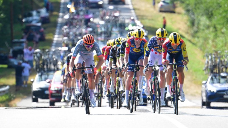 Unfall bei Tour de France! Begleitfahrzeug verletzt acht Menschen
