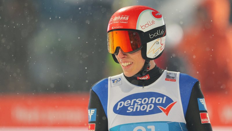 ÖSV-Springer Wörgötter bei Sommer-GP-Auftakt am Podest