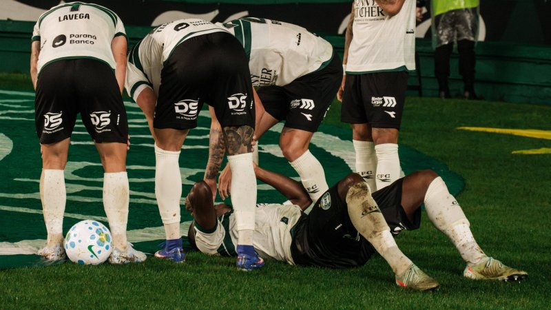 Torjubel mit Folgen: Brasilianer stürzt in Spielertunnel