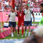 Bei Bayern-Test: Laimer muss gestützt den Rasen verlassen