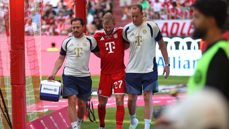 Bei Bayern-Test: Laimer muss gestützt den Rasen verlassen